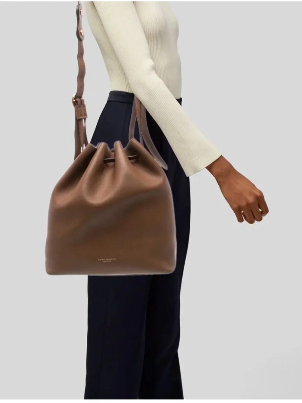 Tory Burch leather bucket bag - Picture 6 of 7